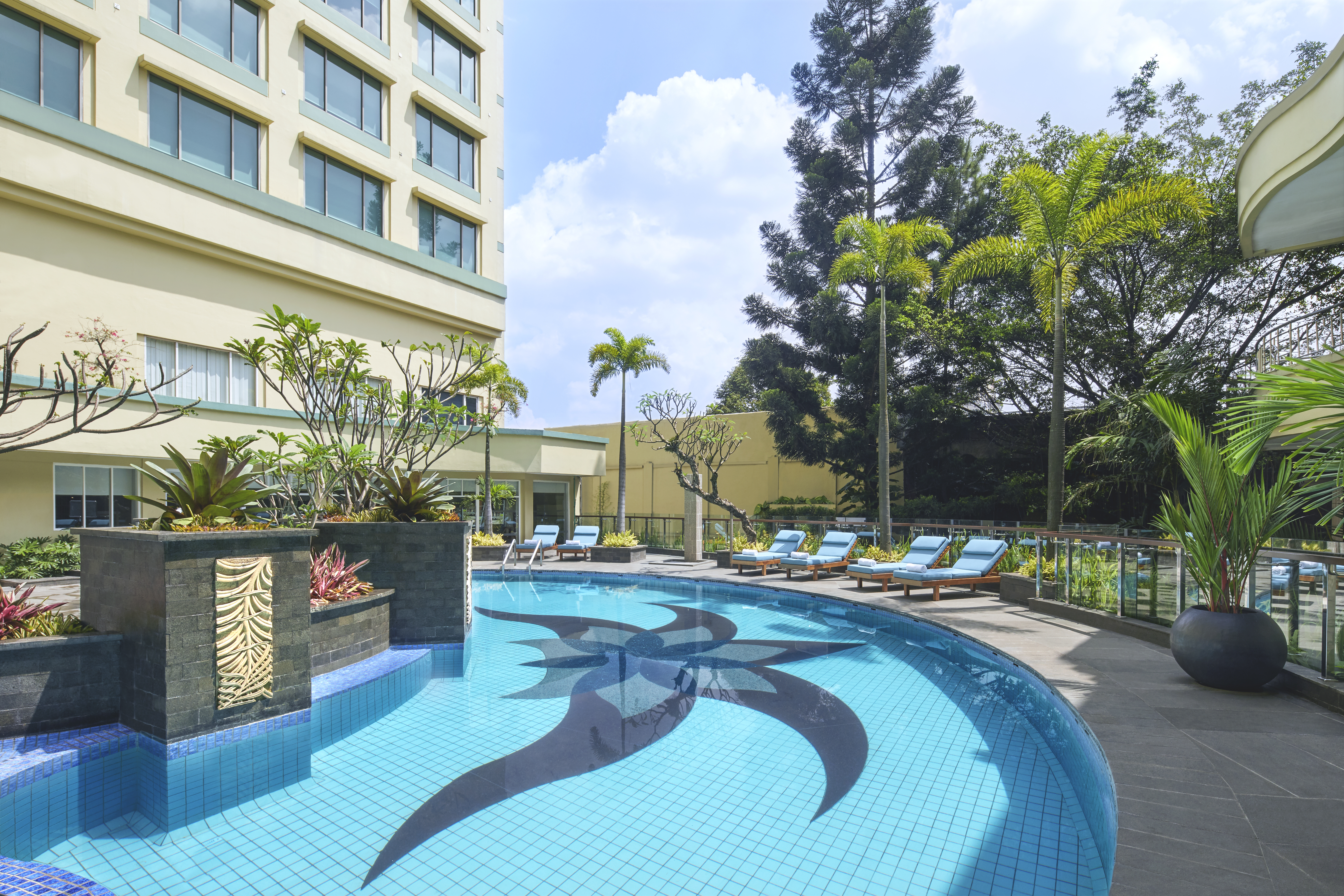 Courtyard by Marriott Bandung Pool